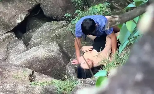 Đi du lịch với công ty mà em đồng nghiệp lén lút chịch bên bờ suối